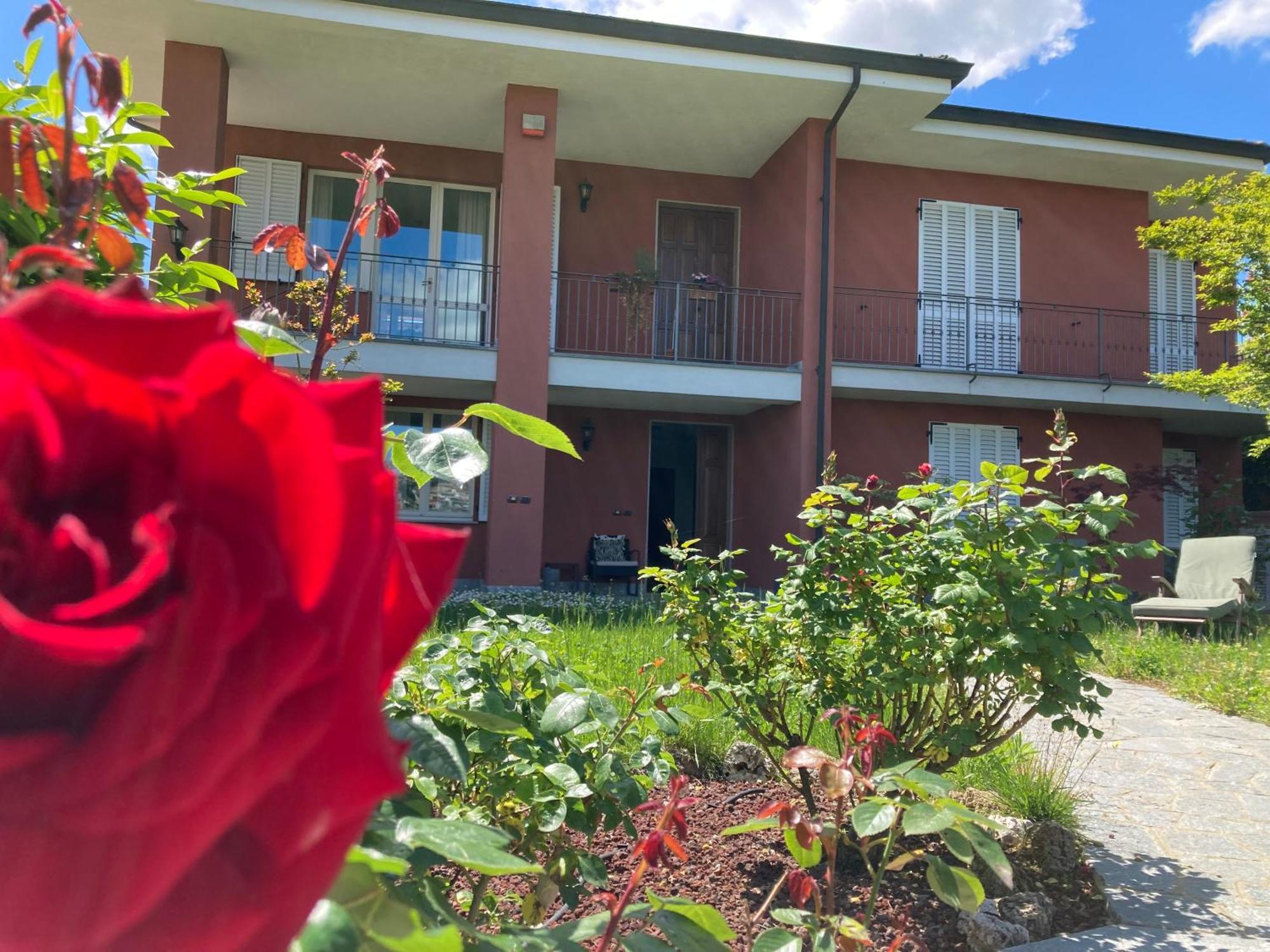 Apartamento Casa Finestre Bianche Canelli Exterior foto